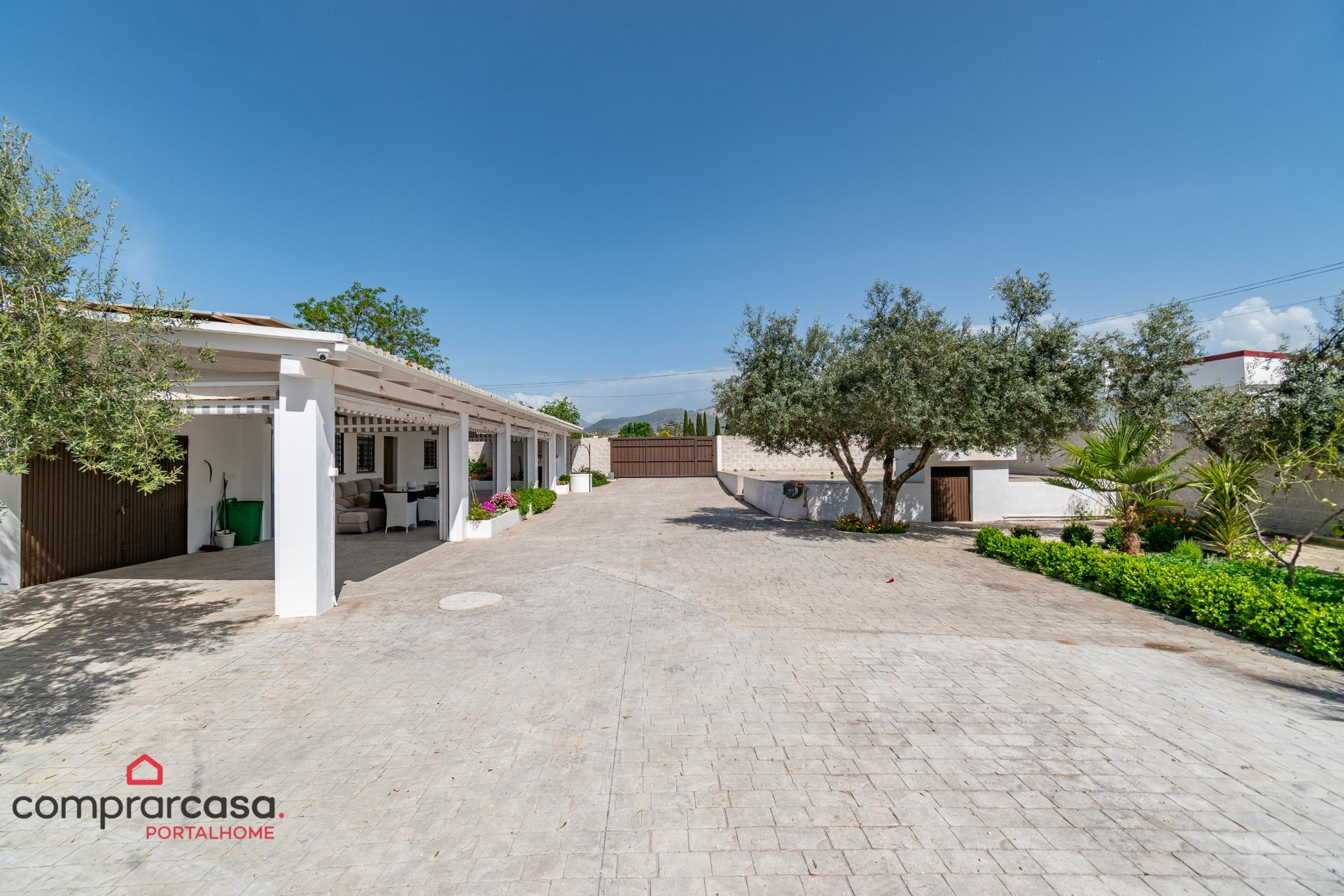 Self-sufficient Housing: Finca with Solar Panels, Well Water and Swimming Pool