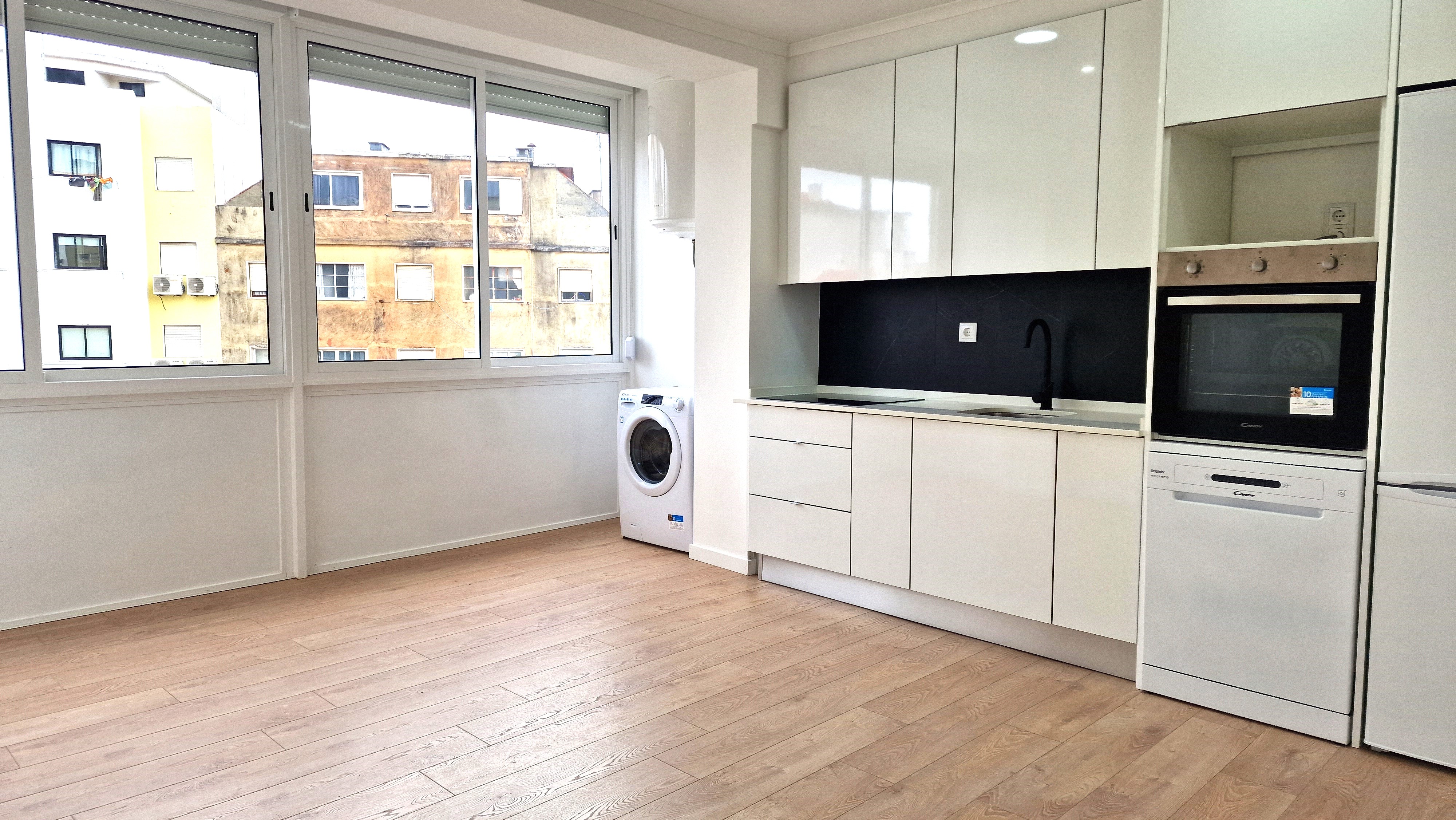 Refurbished Family Apartment with Balconies, Close to Transport and Services!