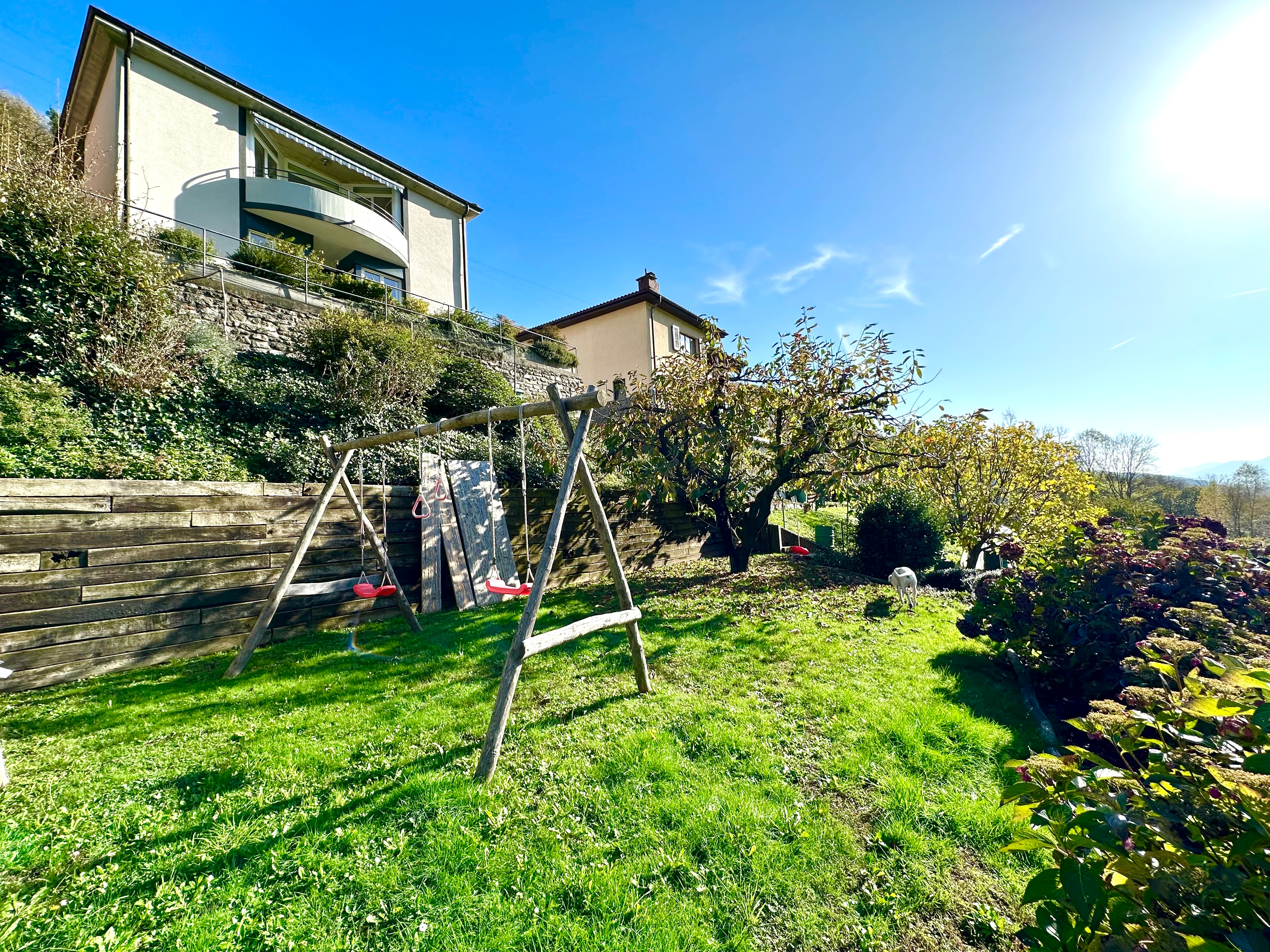 Affascinante casa unifamiliare da 4.5 locali con terreno edificabile .