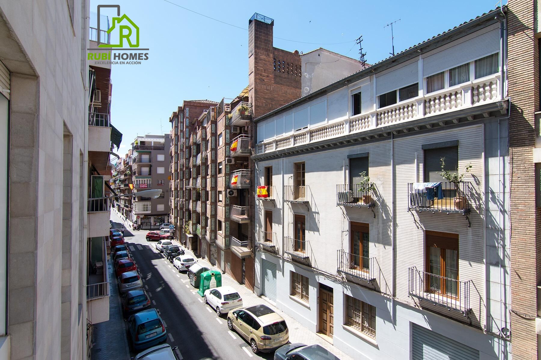Building with 11 apartments and a store. For Sale in the center of Granada