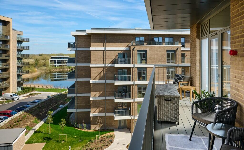 Elegant 2-Bed Apartment with Balcony for Sale in Reading