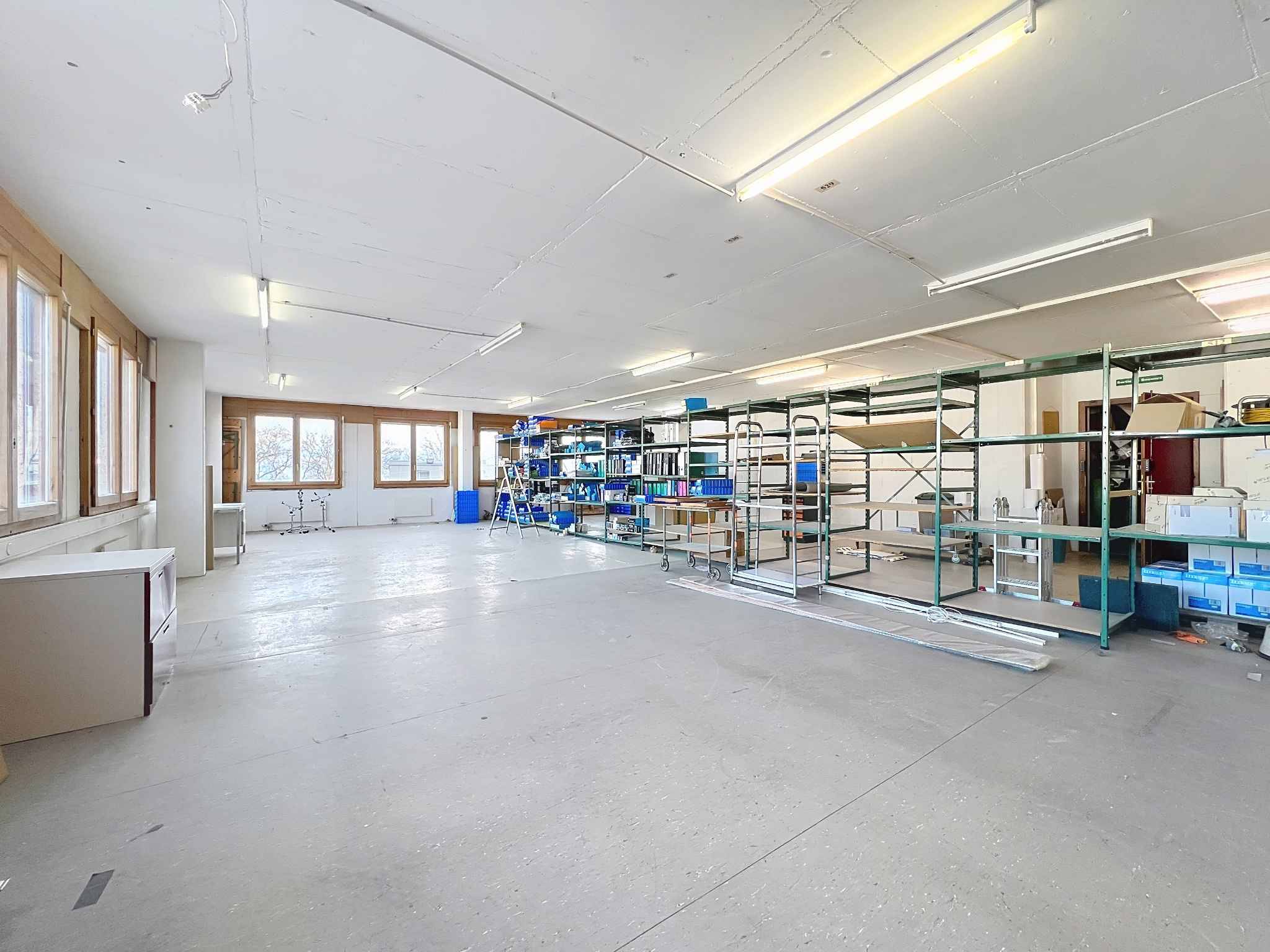 Administrative / craft area of 175 m2