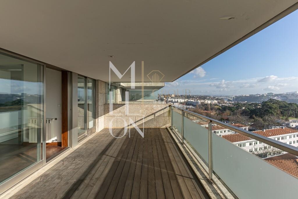 T4 in Pinhais da Foz: Your Exclusive Retreat in Porto