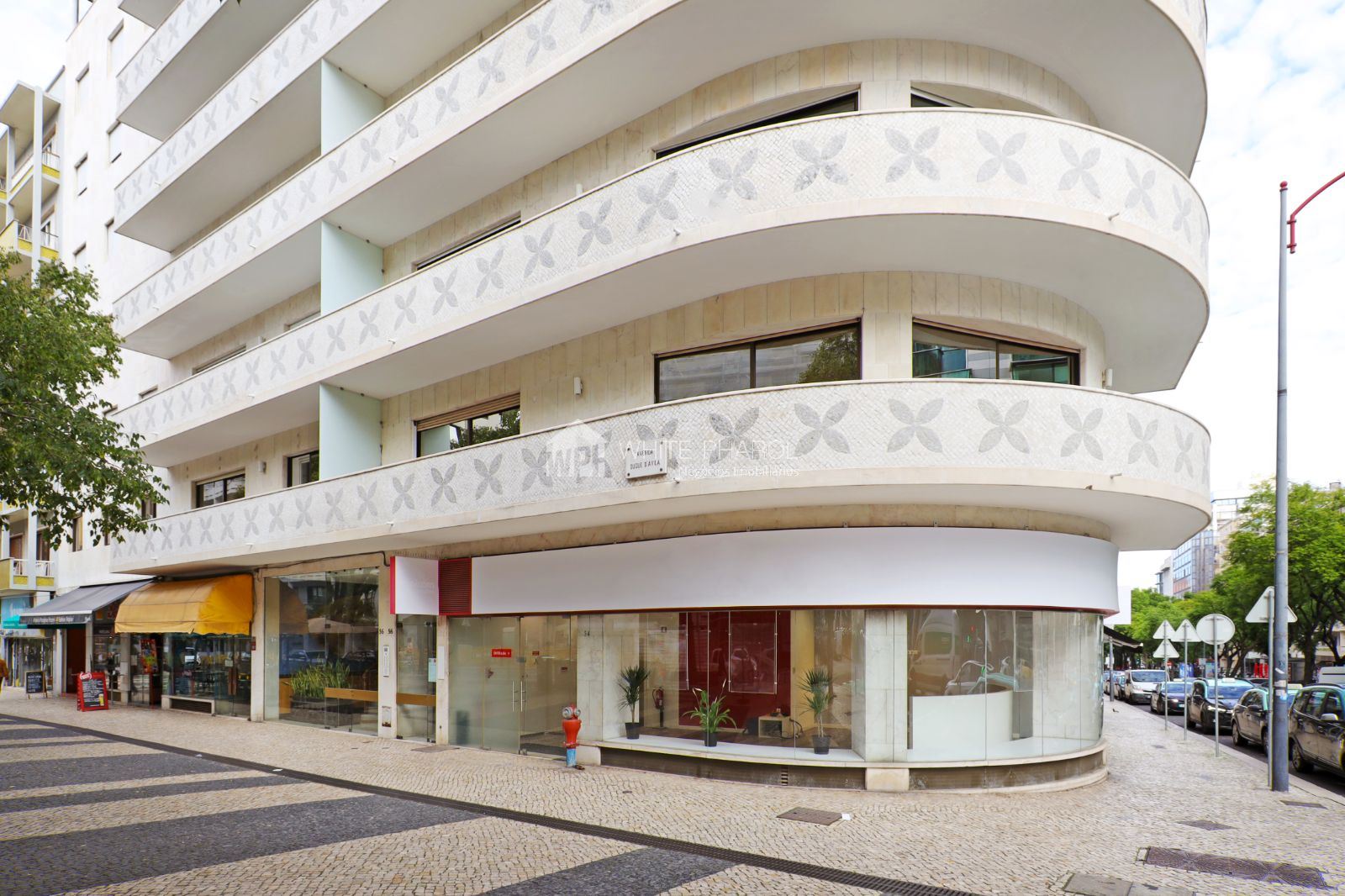 Commercial Space - Avenida 5 de Outubro turning Avenida Duque d'Ávila