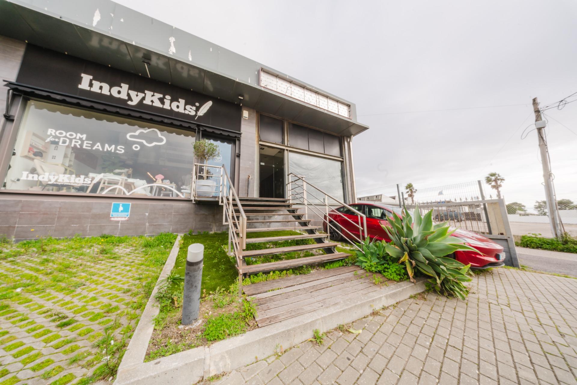 Commercial Space with Warehouse | Abóboda