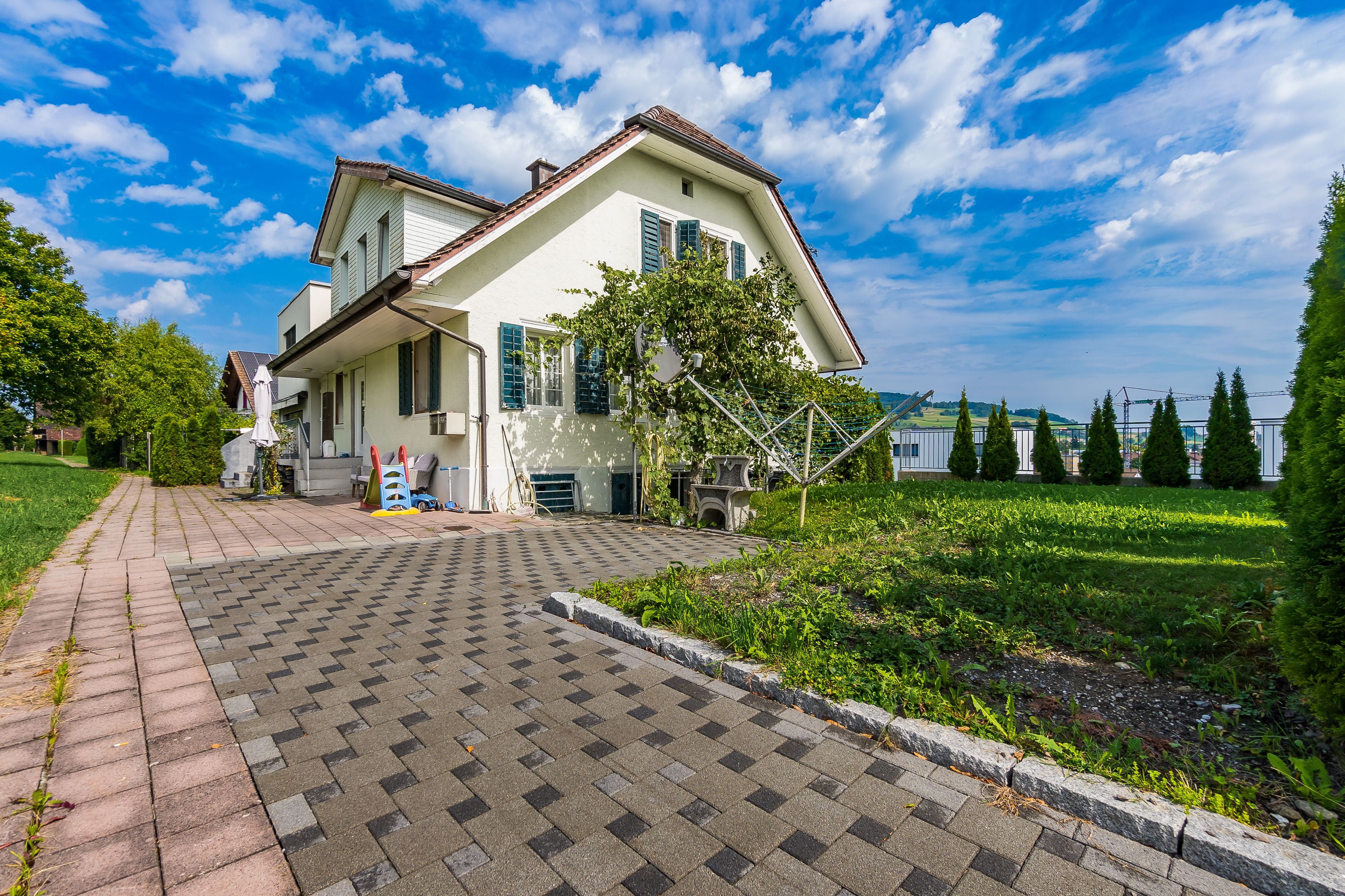 2-family house with garden and 4 parking spaces in Reinach AG