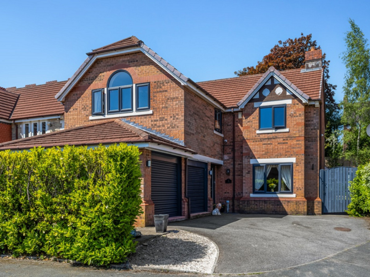 Stylish 5-Bedroom Detached Family Home with Versatile Layout and Modern Features