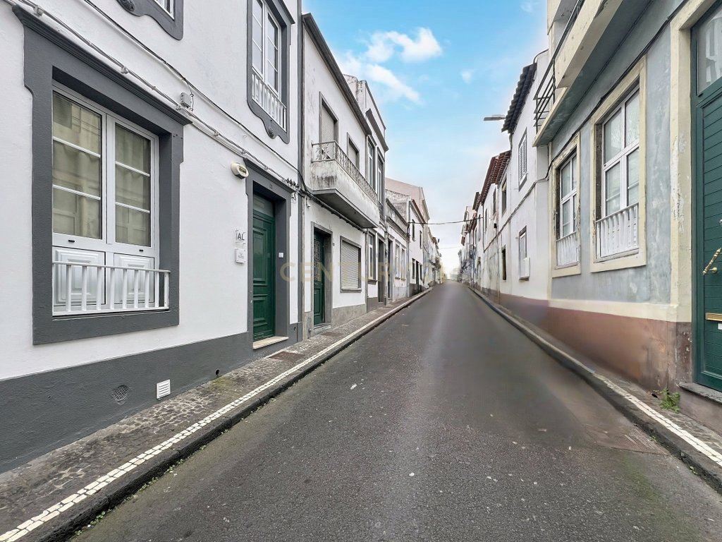 Renovated 5-Bedroom House in the Heart of Ponta Delgada – Comfort, Style & Prime Location!