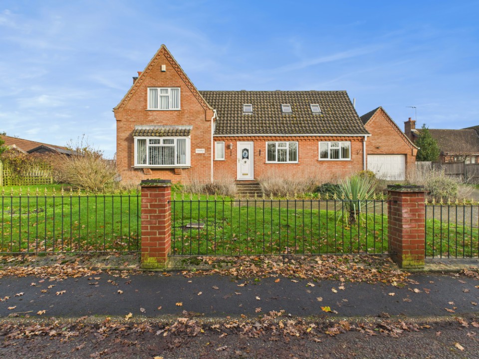 Detached House: for sale in Worlingham Beccles