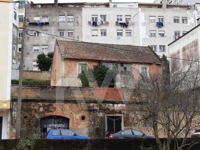 Land with 320m2 in front of the Urban Park Felício Loureiro, Queluz, Sintra, Lisbon