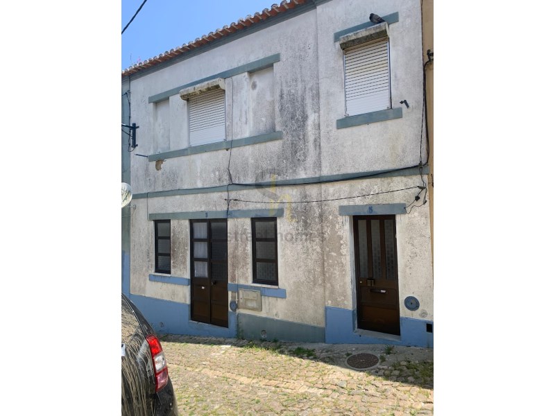 Building with 2 floors with two independent apartments for recovery