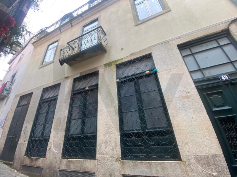 Building for Sale in Mouraria | 3 Apartments - Investment Opportunity