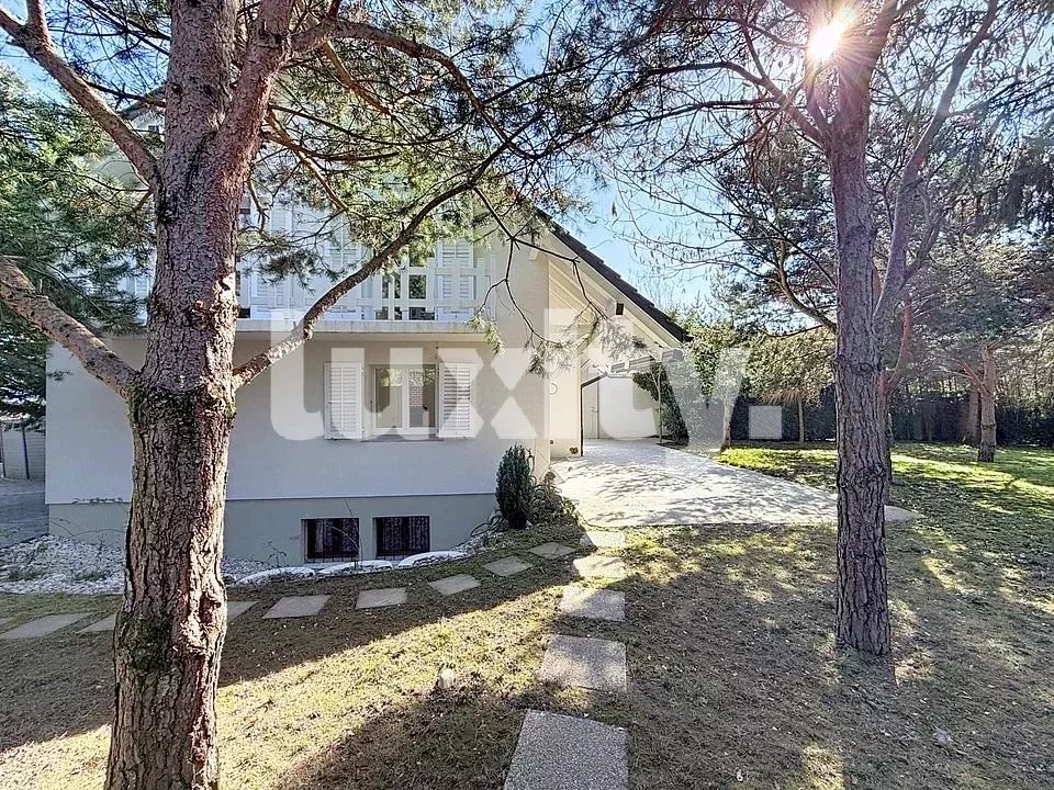 Elegant Villa with extensive garden and private studio, a haven of tranquility.