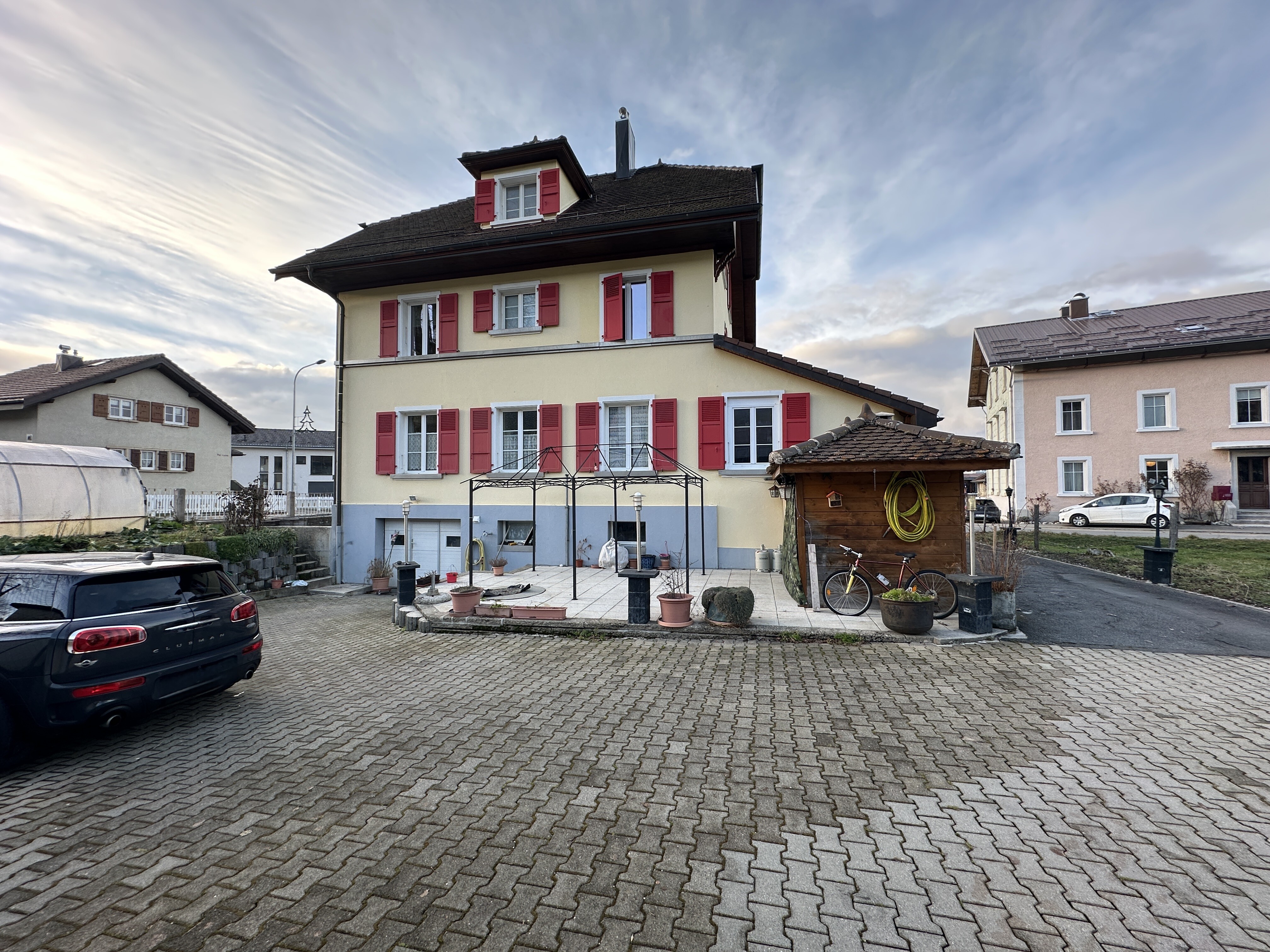 Building of 3 apartments located in the center of the village, L'Orient