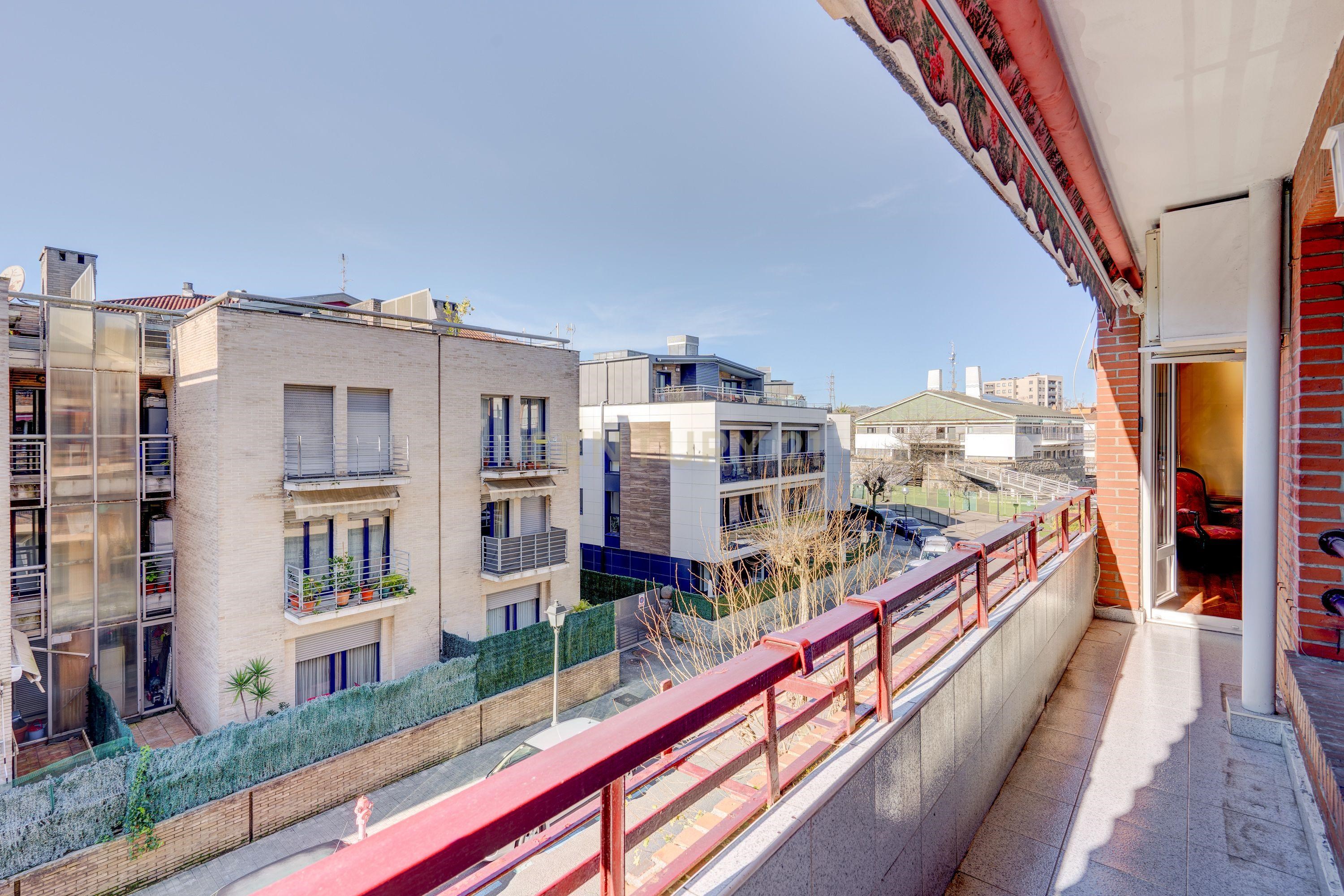 Bright and versatile apartment on Avenida Salís, one of Irún's most established neighborhoods.
