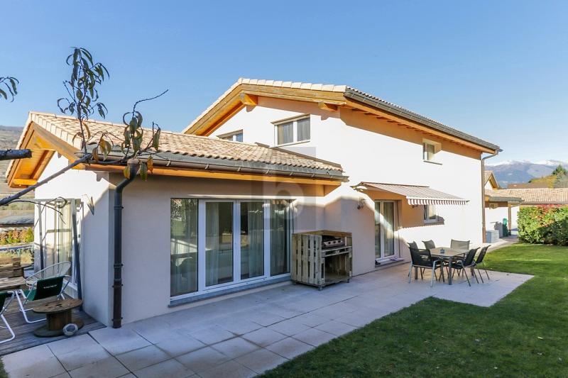 MODERN, BRIGHT, MOUNTAIN VIEW WITH JACUZZI