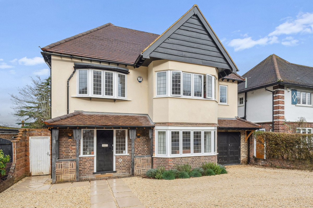 Detached House: for sale in Esher