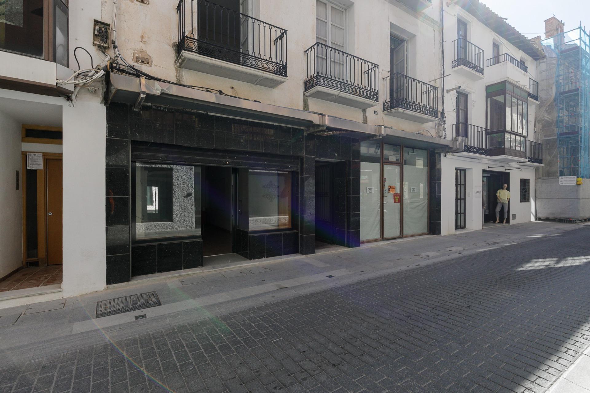 Building for Sale in Baza