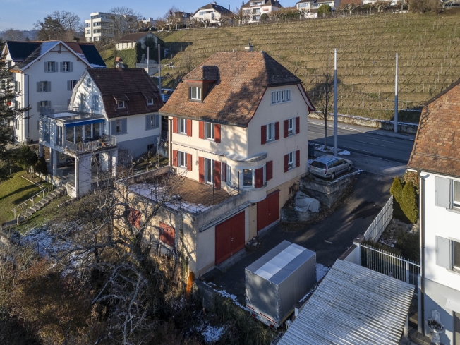 Living right next to the Limmat Multi-generational house with potential