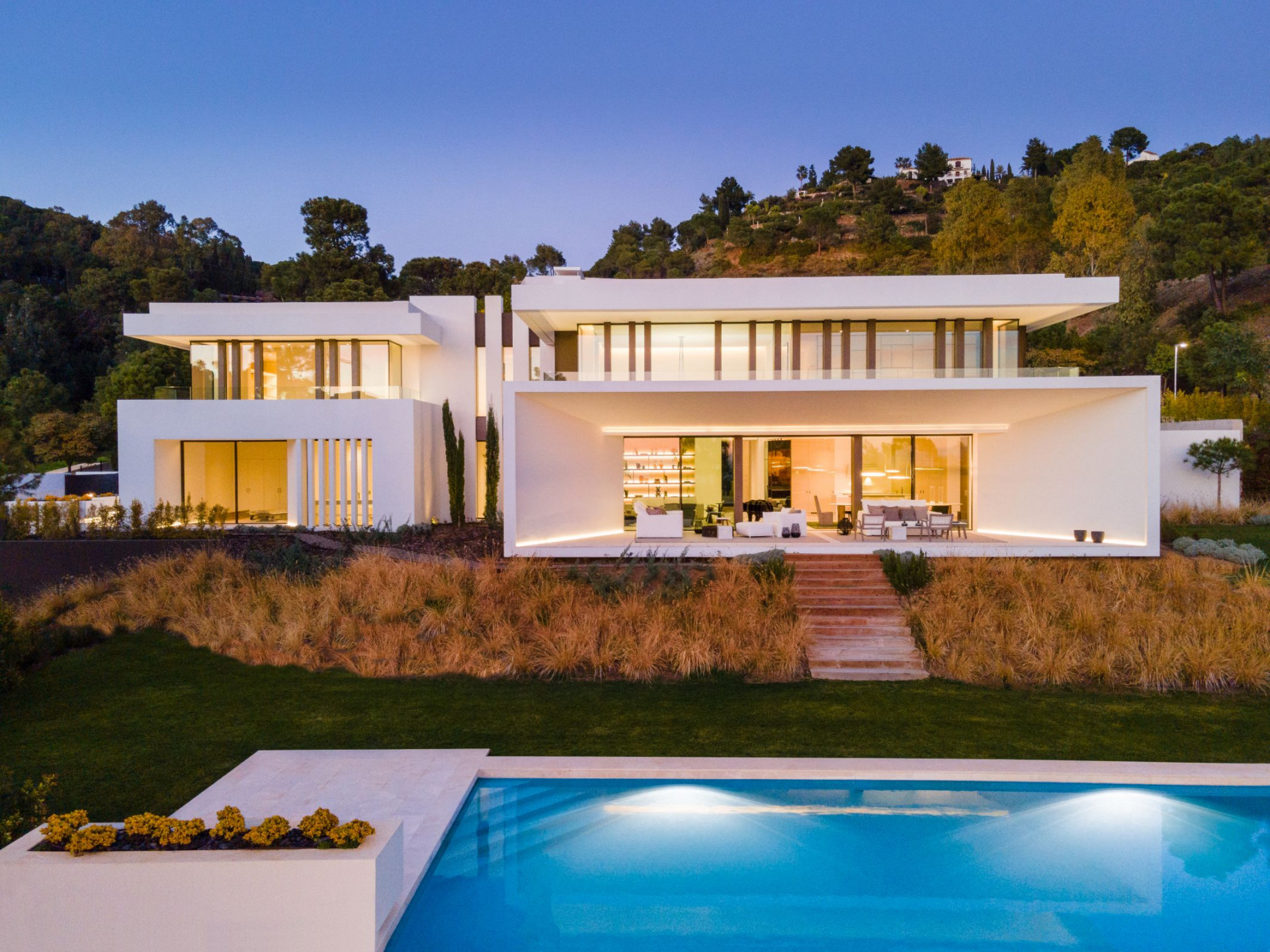 AWARD WINNING LUXURY REAL ESTATE AGENCY, A STUNNING COLLECTION OF BUILT MOUNTAIN VILLAS MINUTES FROM MARBELLA AND PUERTO BANUS.