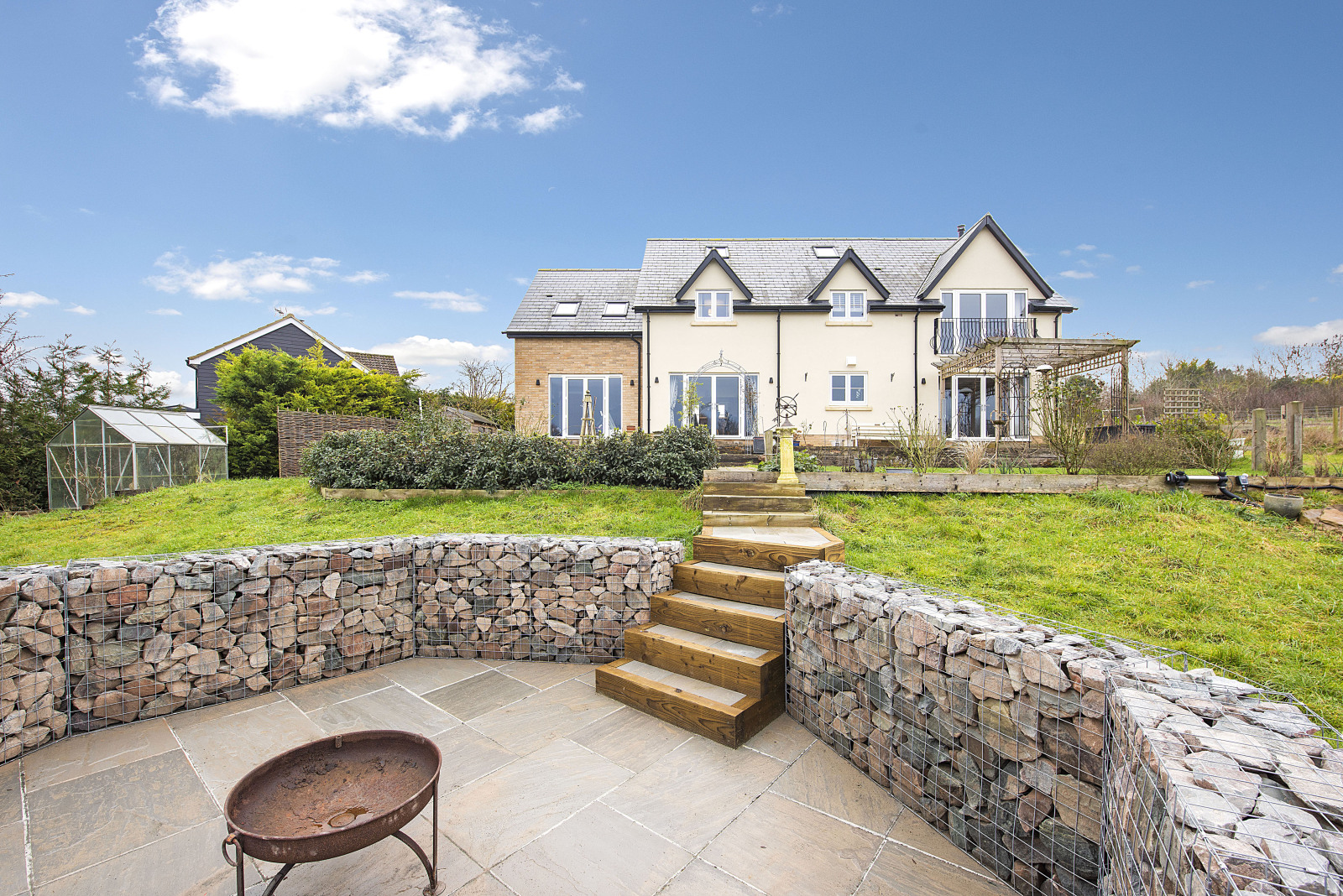 Detached House: for sale in Royston