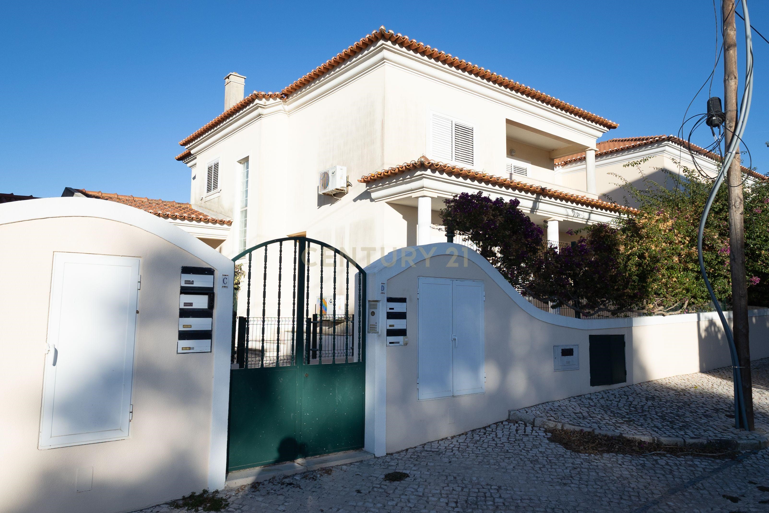 4+1 Bedroom Villa in Private Condominium – Alfacenhas Vila