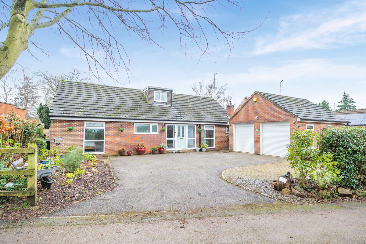 Under Offer: Detached House for sale in South Newington, Banbury