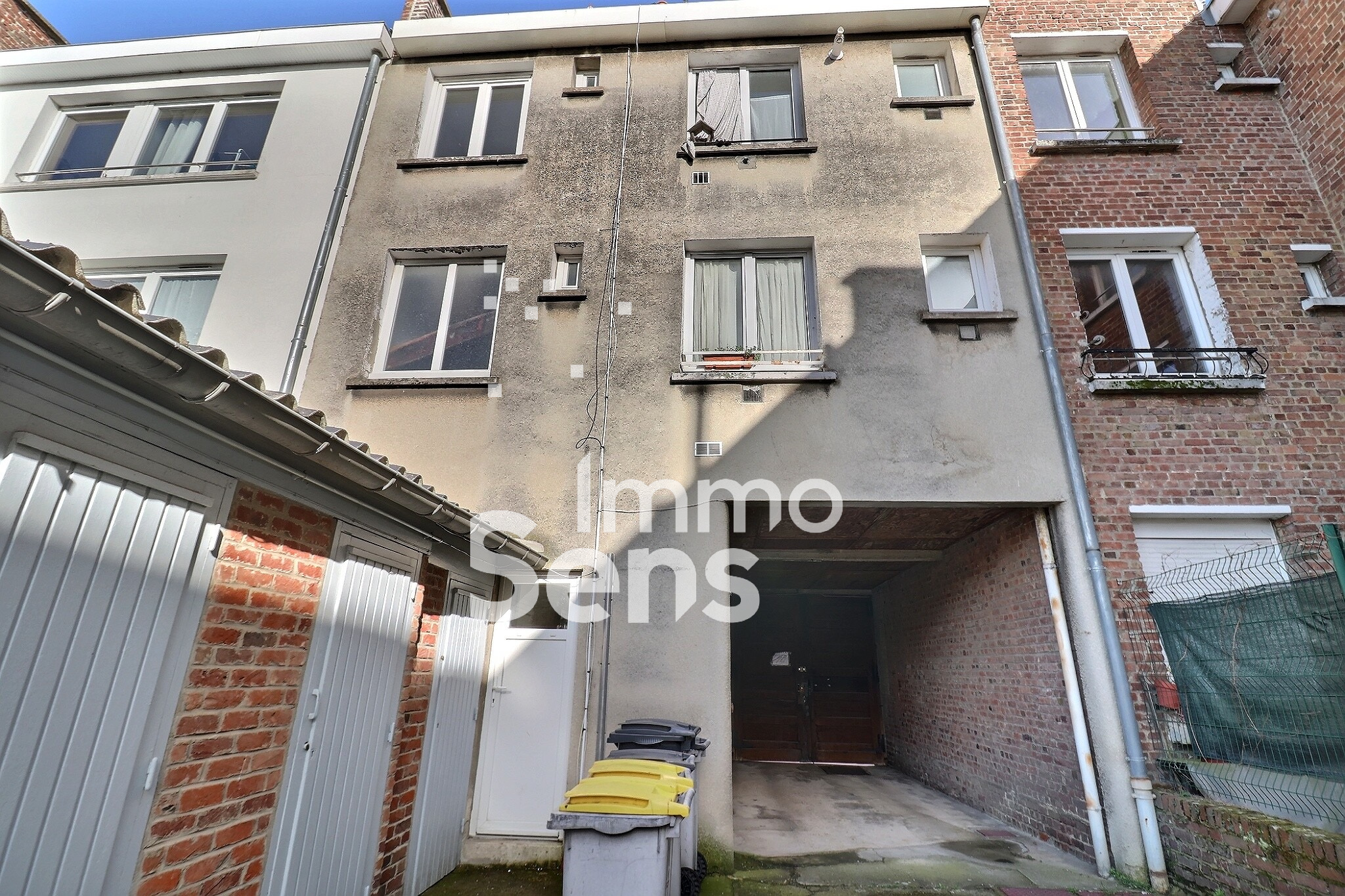 Lomme - Rented investment building with garages and boxes