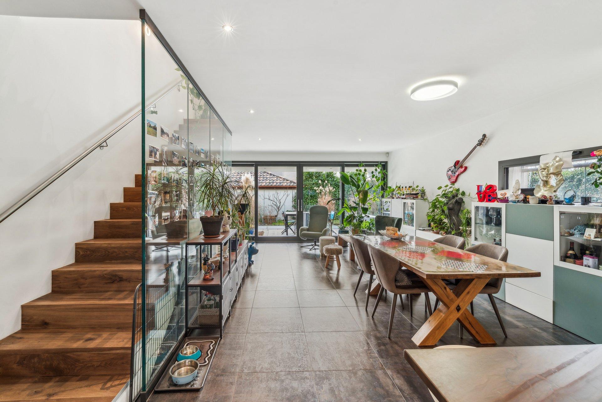 HPE contemporary house with garden and terraces