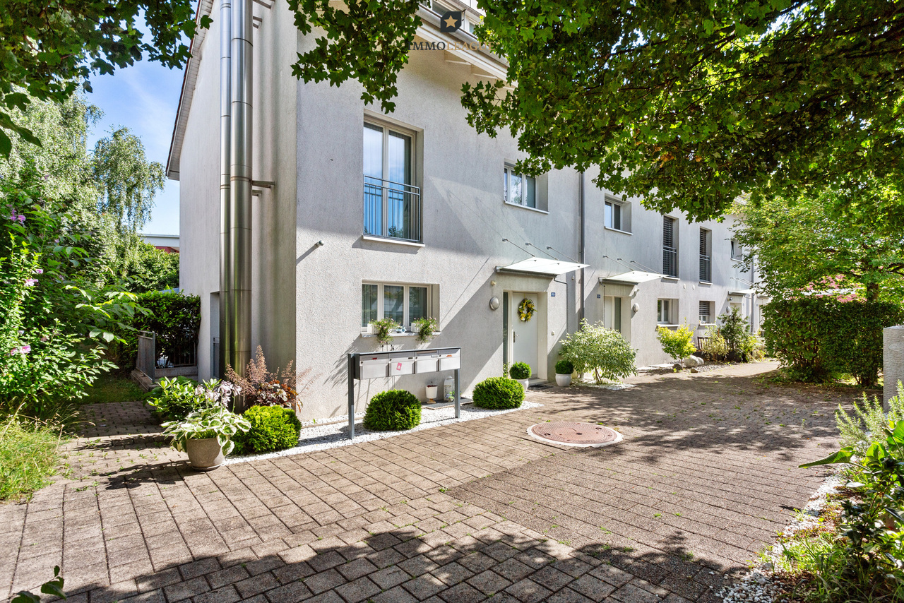 Well-kept terraced corner house with terrace and garden in a top location.
