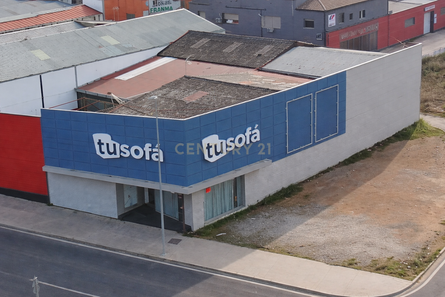 🏢✨ Large Commercial Space in Cáceres – 634 m² on Carretera de Medellín, 16 (huge façade and maximum visibility) ✨🏢