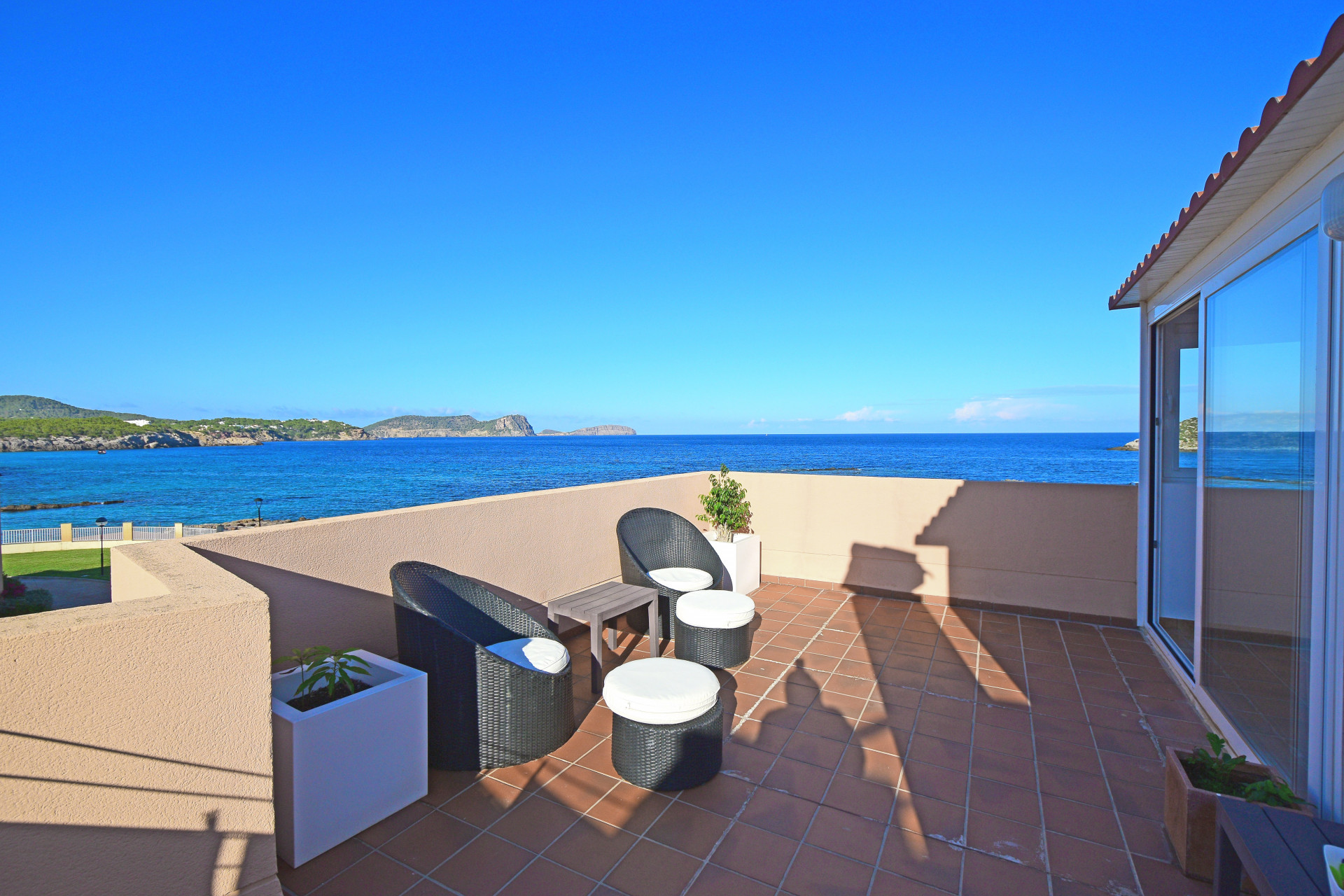 Penthouse on the Seafront with Spectacular Views in Es Canar