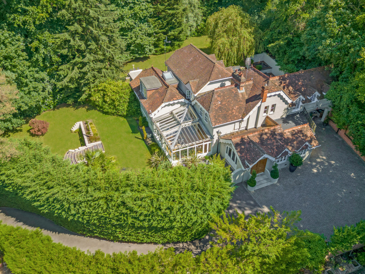 The Coach House is a private 4,600 sq ft residence blending contemporary design with timeless character. Set in landscaped ga