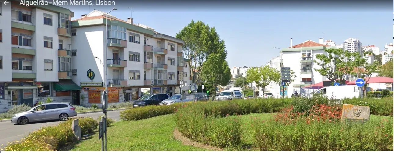 Store in the central area of Algueirão, with income!