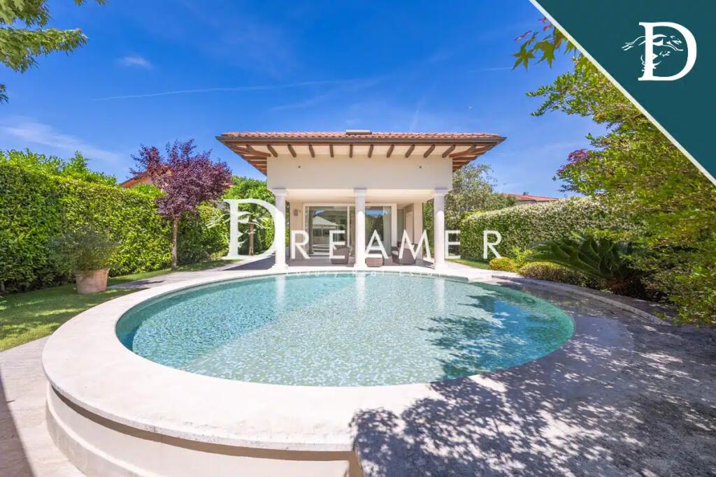 5 bedroom villa for sale in Tuscany, Lucca, Forte Dei Marmi, Italy [Anonymoused]