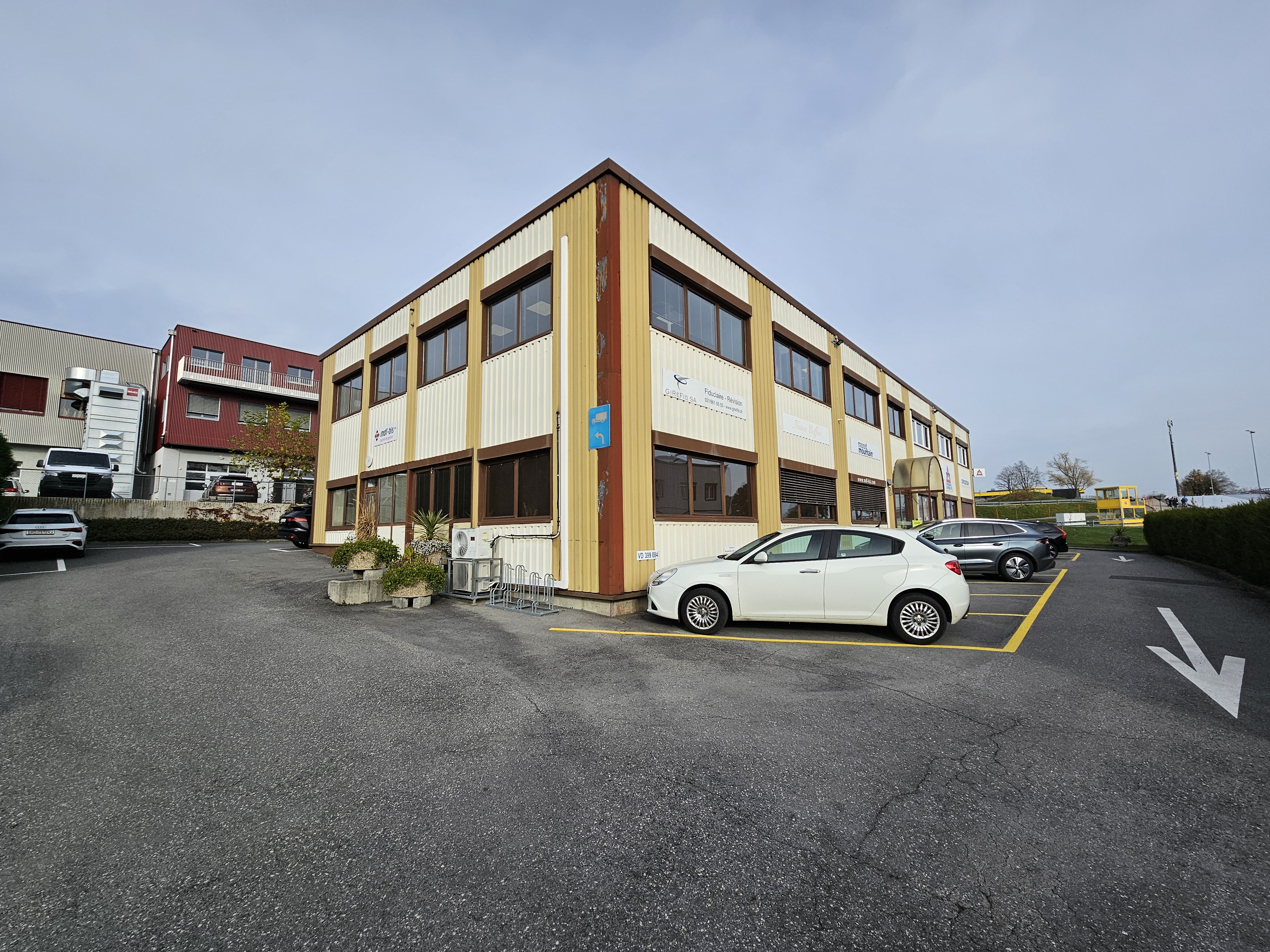 380 m2 divided into 4 commercial premises