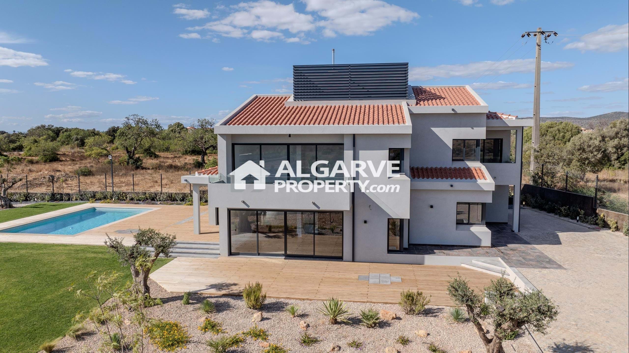 Luxury 5+2 bedroom villa near Cavalo Preto beach in Quarteira, Algarve
