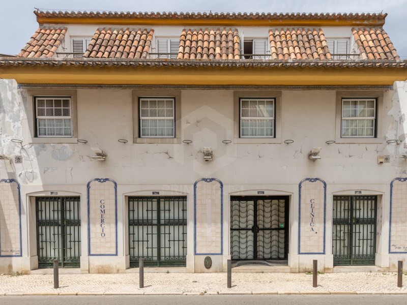 Emblematic building in the centre of Azeitão