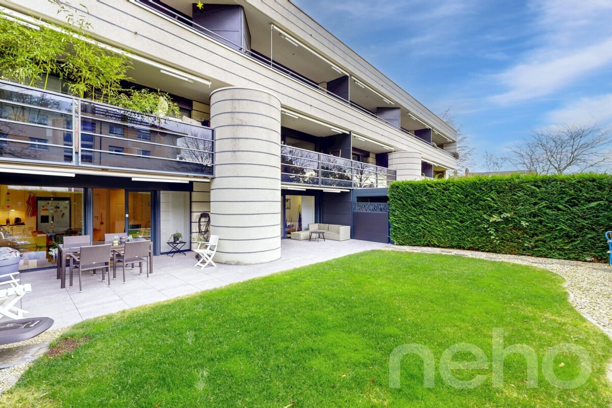 Garden level apartment with terrace and garden in Prangins