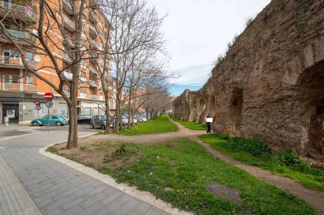 Building for sale, viale dell'Acquedotto Alessandrino 7 (Rome, Italy)