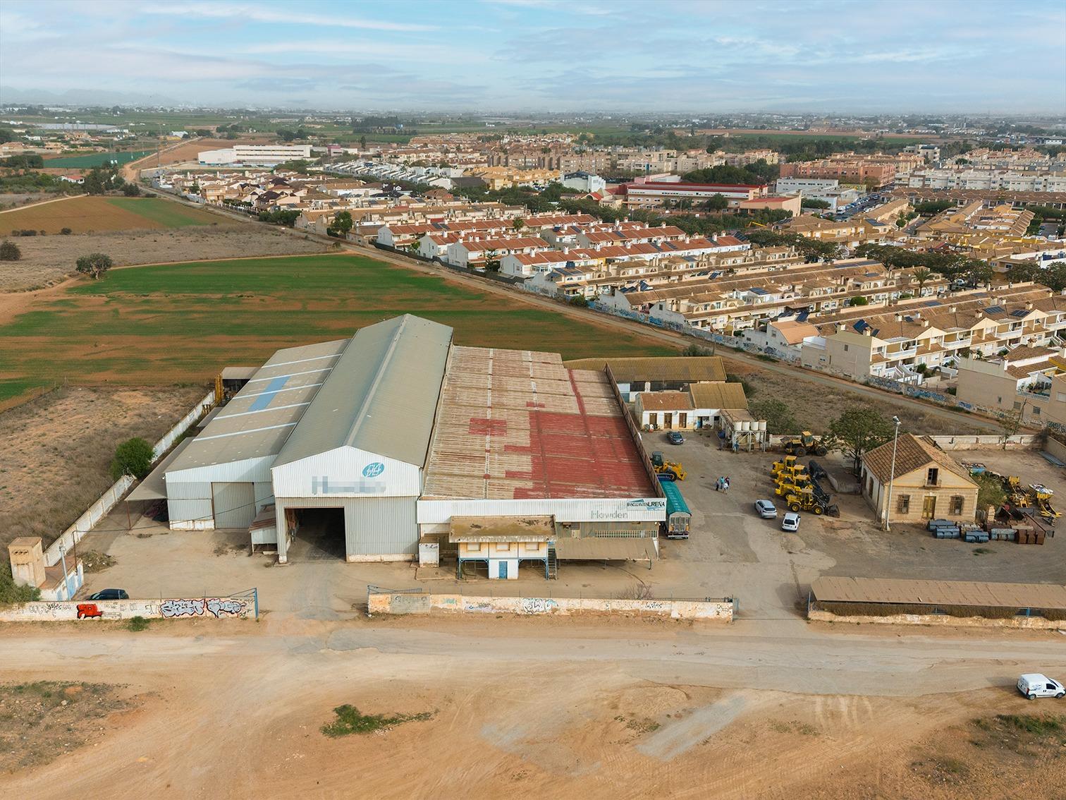 INVESTMENT IN OPPORTUNITY: THREE WAREHOUSES AND BUILDINGS NEXT TO THE SANTA ANA INDUSTRIAL ESTATE!