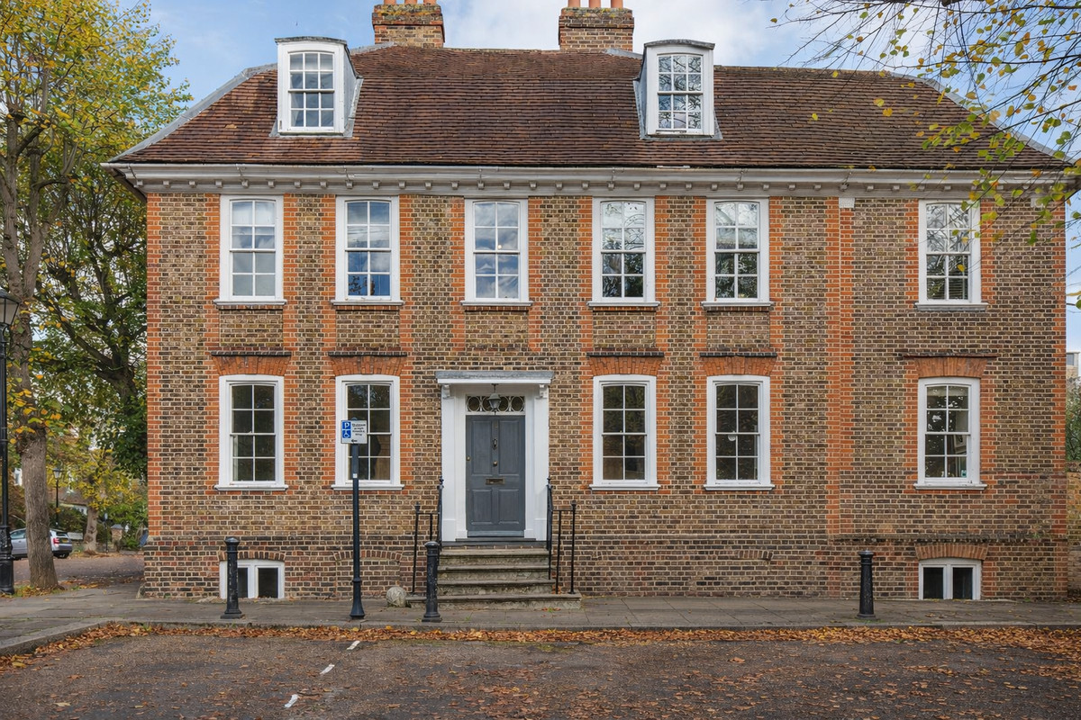 End of Terrace House: for sale in Brentford