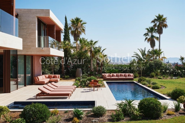 Mandelieu-la-Napoule contemporary villa on the seafront, swimming pool and Mediterranean view