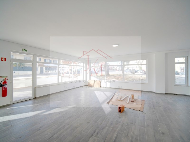 New shop on the ground floor with private parking space