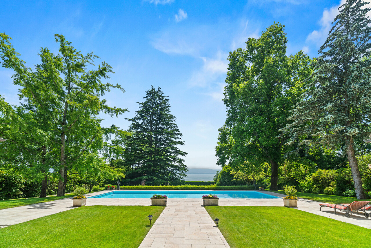 Waterfront property with swimming pool near Rolle