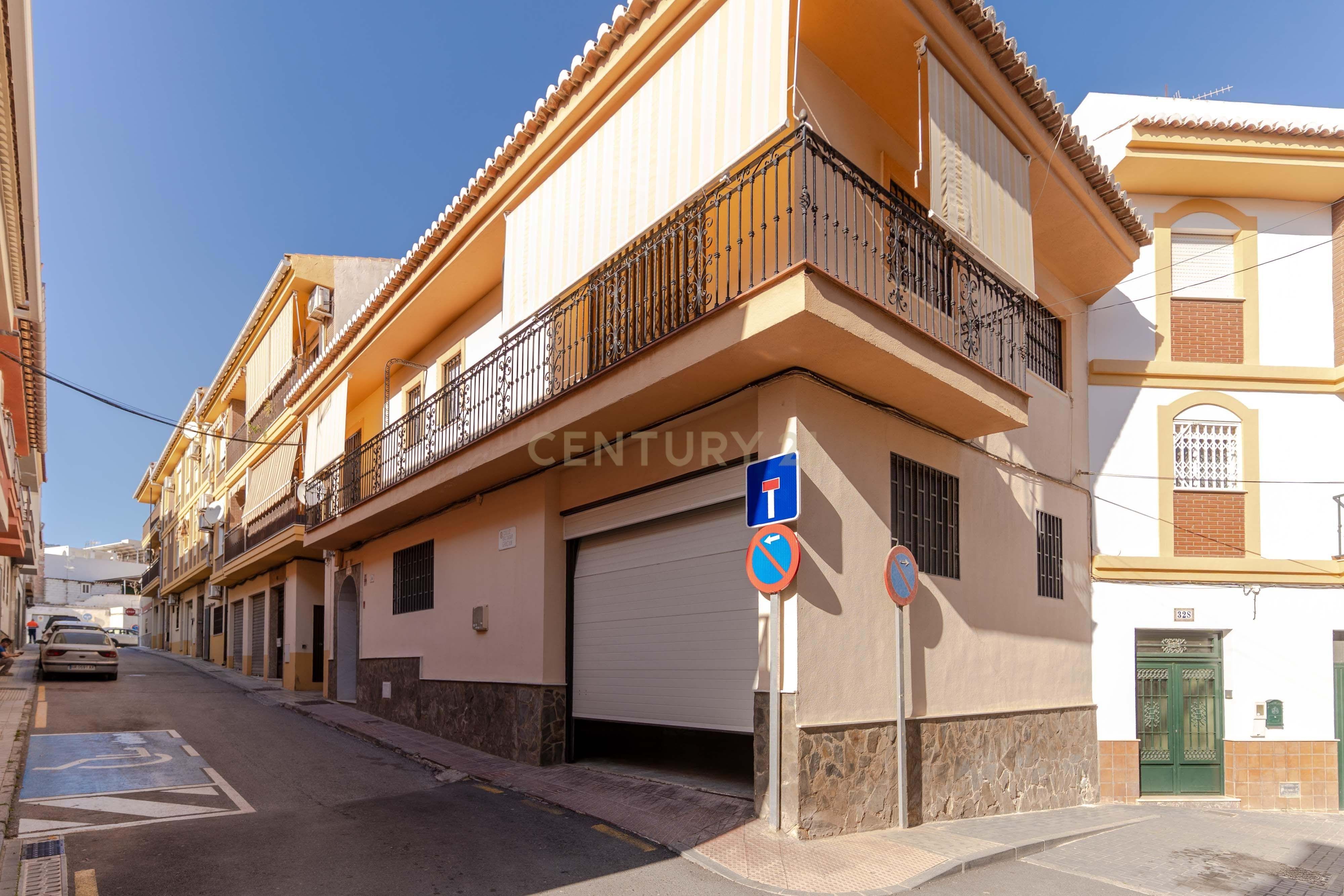 Spectacular townhouse with large terrace and large ground floor in the area of Huerto del Capitán, Motril