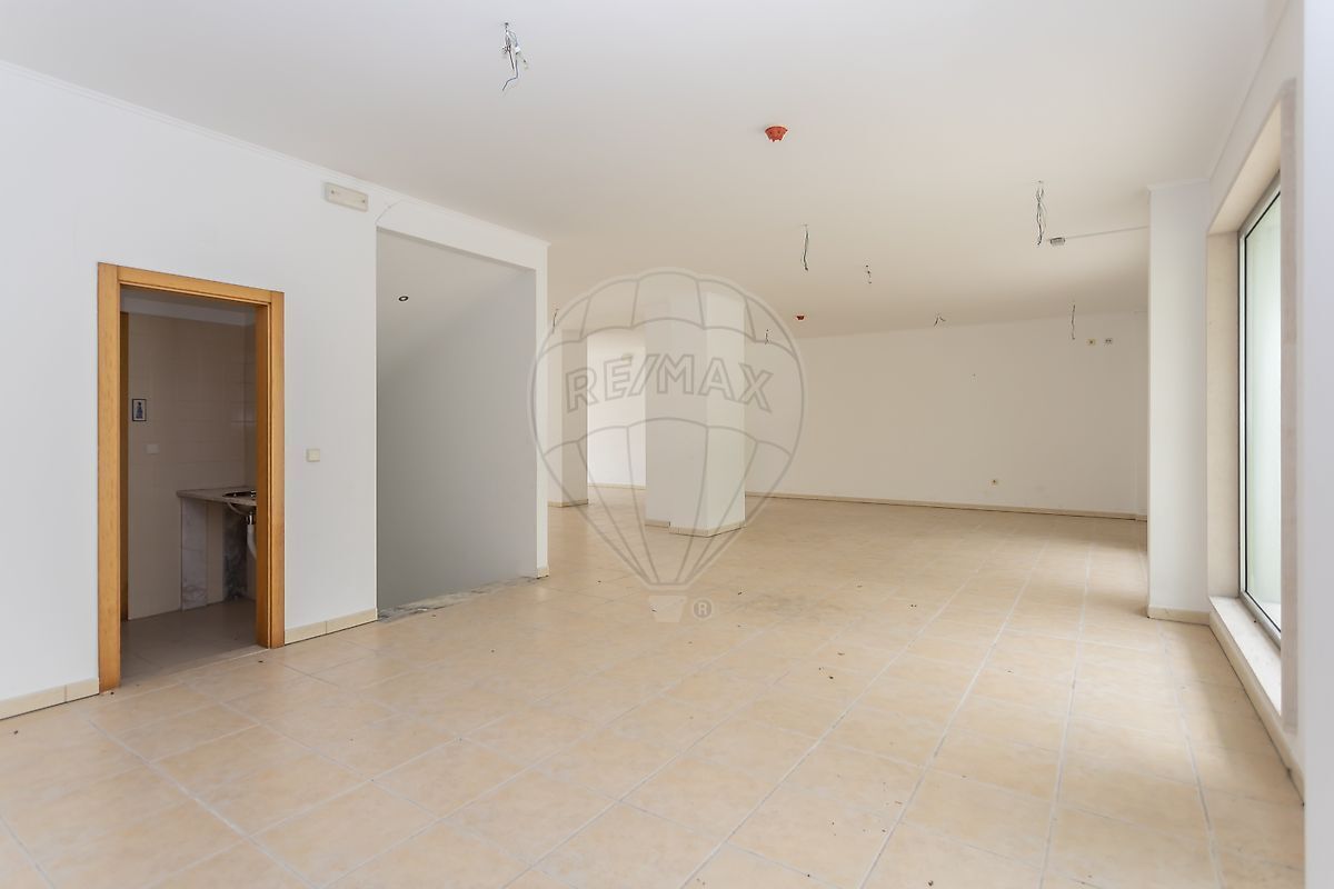 Commercial for sale in Camarate, Portugal