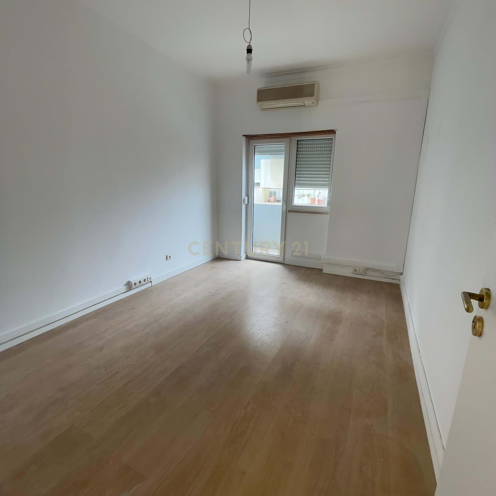 4-Bedroom Apartment Converted into 3-Bedroom – Barreiro City Center – Rua 1º de Dezembro