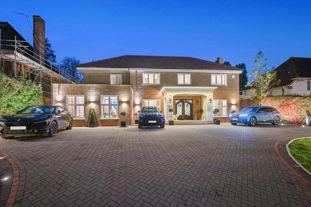 Detached House: for sale in Northwood