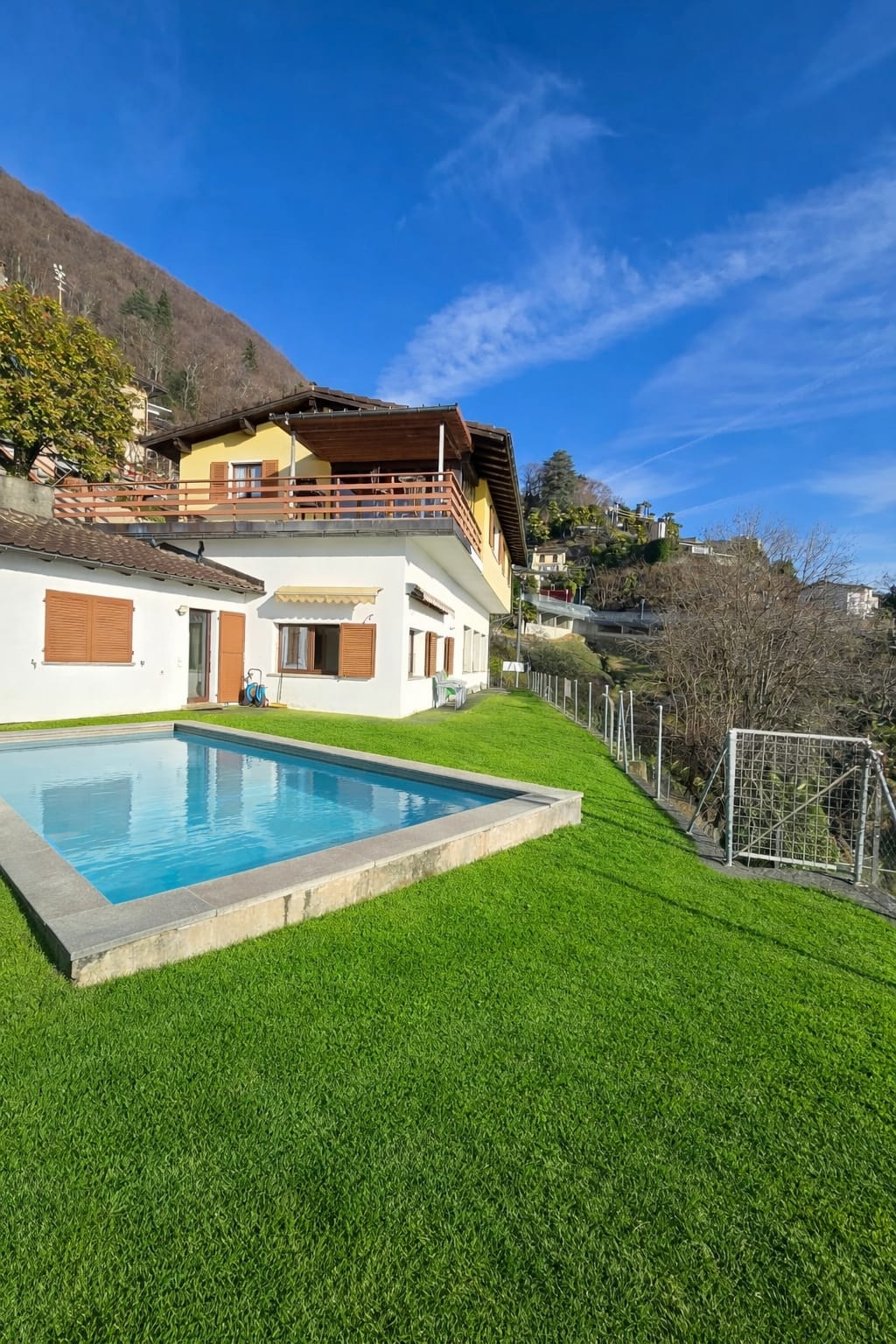 Brissago Bifamiliare con vista lago, piscina e grande potenziale di sviluppo
